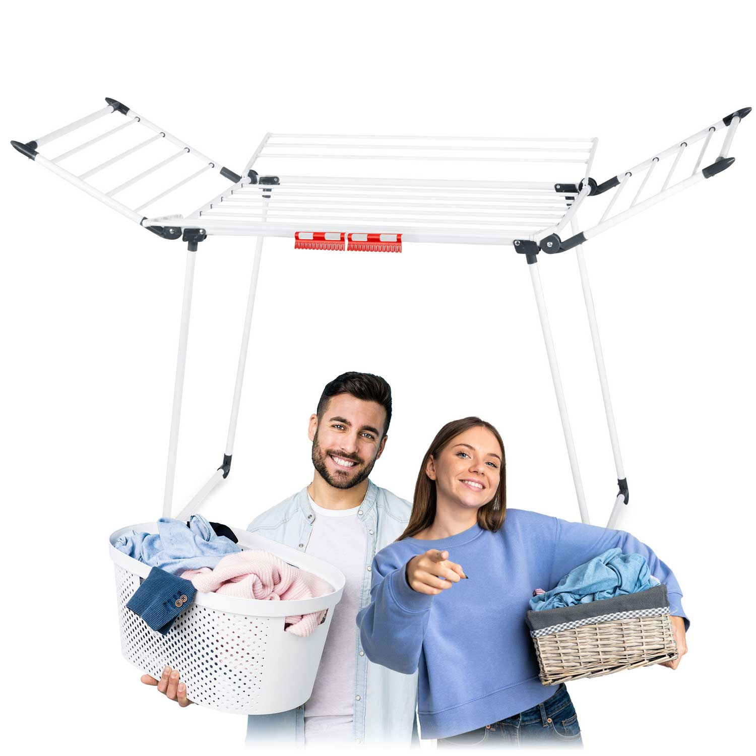 Para uśmiecha się, trzymając kosze z praniem. Nad nimi znajduje się biała suszarka do ubrań. Ubrania w koszach są niebieskie, różowe i szare.