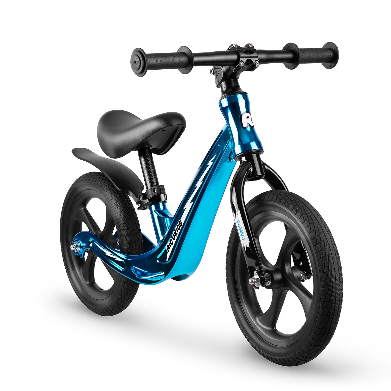 Niebieski rowerek biegowy dla dzieci. Ma czarne opony, siodełko i kierownicę. Rama roweru ma błyszczące niebieskie wykończenie.