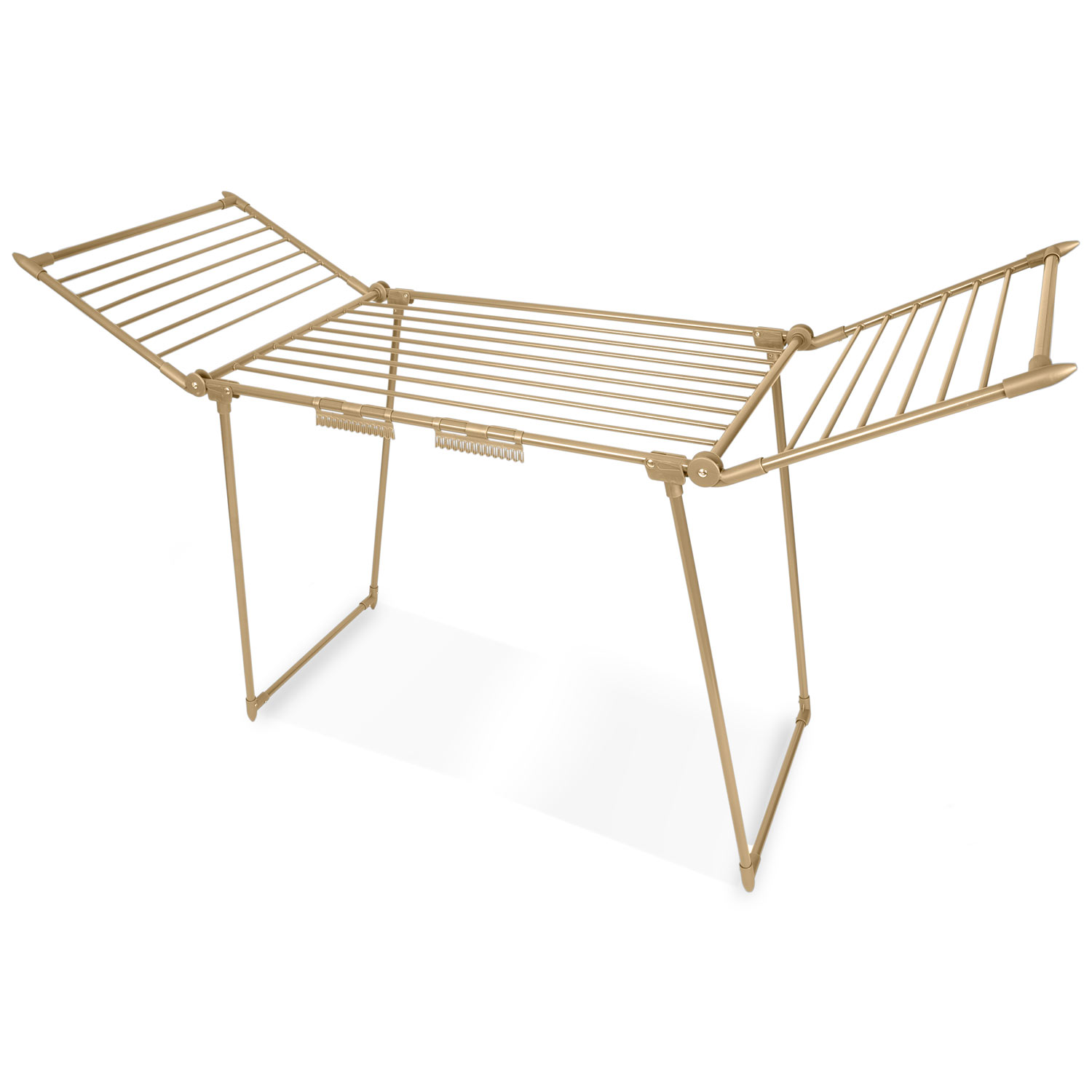 Złoty, składany wieszak na ubrania jest całkowicie otwarty. Ma wiele prętów do wieszania ubrań i znajduje się na białym tle.