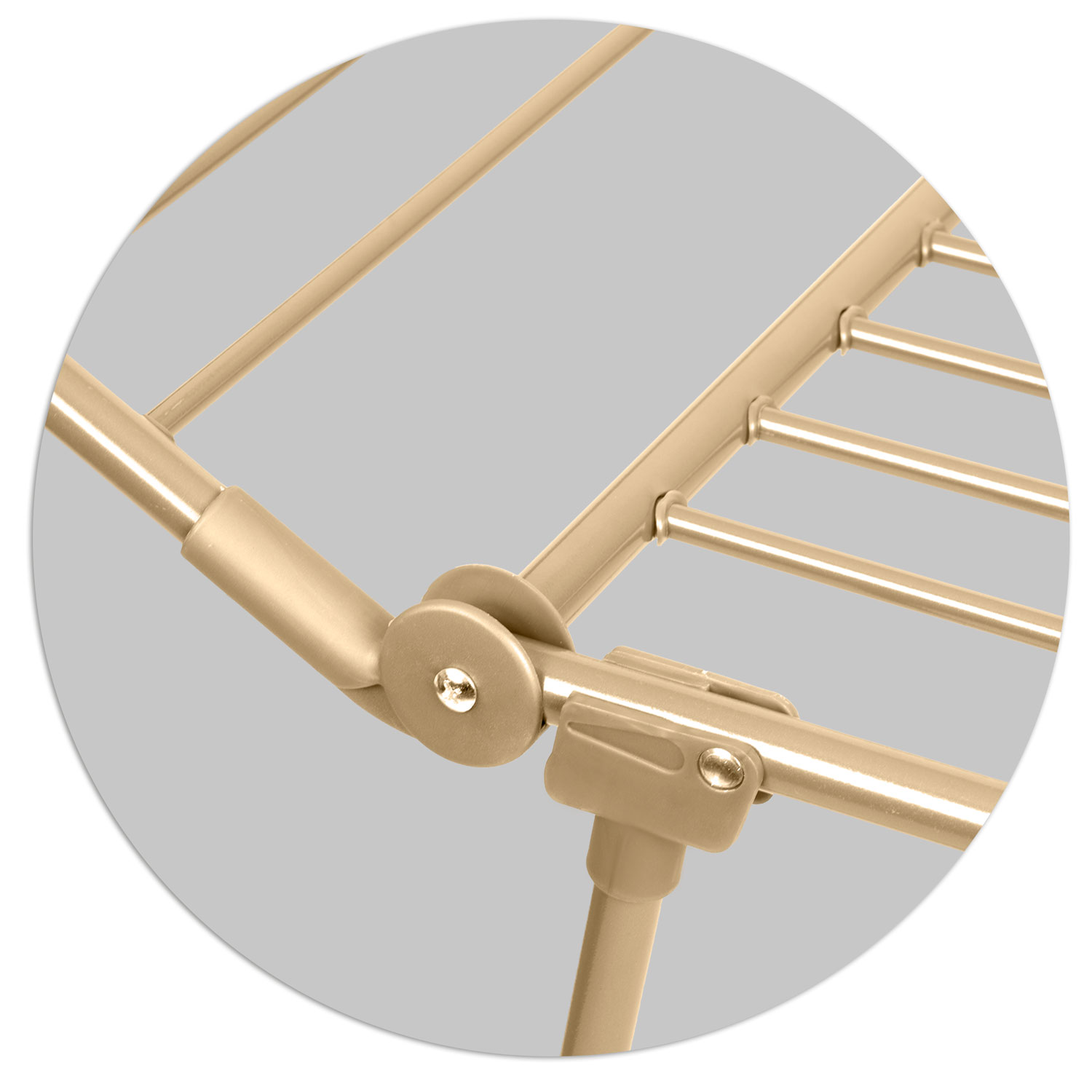 Zbliżenie beżowego metalowego stojaka na pranie. Stojak ma poziome pręty i okrągłą ramę. Widoczne są połączenia i szare tło.