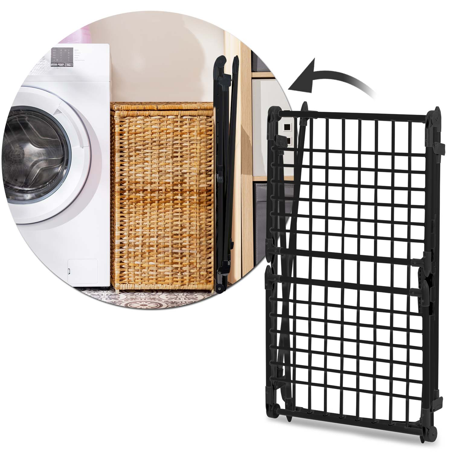 Pokazano czarną składaną bramkę dla zwierząt, kosz na pranie i pralkę. Bramka jest otwarta. Tło obejmuje szafkę.