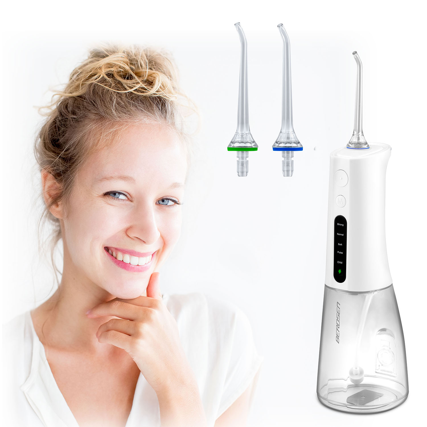 Kobieta uśmiecha się, trzymając brodę. Po prawej irygator i końcówki. Irygator jest biały i przezroczysty.