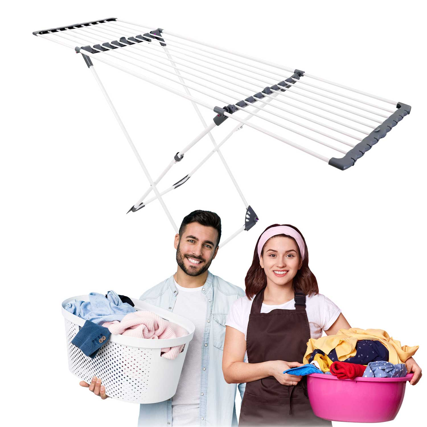 Uśmiechnięta para trzymająca kosze na pranie. Nad nimi suszarka do ubrań. Mężczyzna trzyma biały kosz, kobieta różowy.