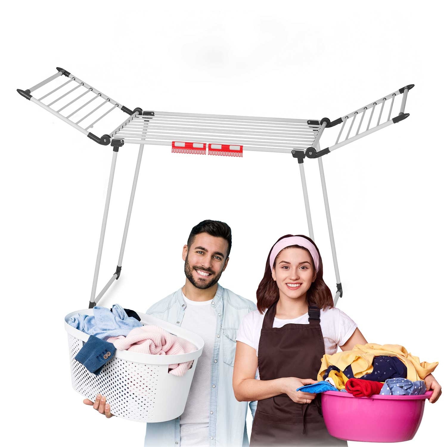 Mężczyzna i kobieta z koszami na pranie stoją przed suszarką do ubrań. Uśmiechają się do kamery. Scena jest dobrze oświetlona na białym tle.