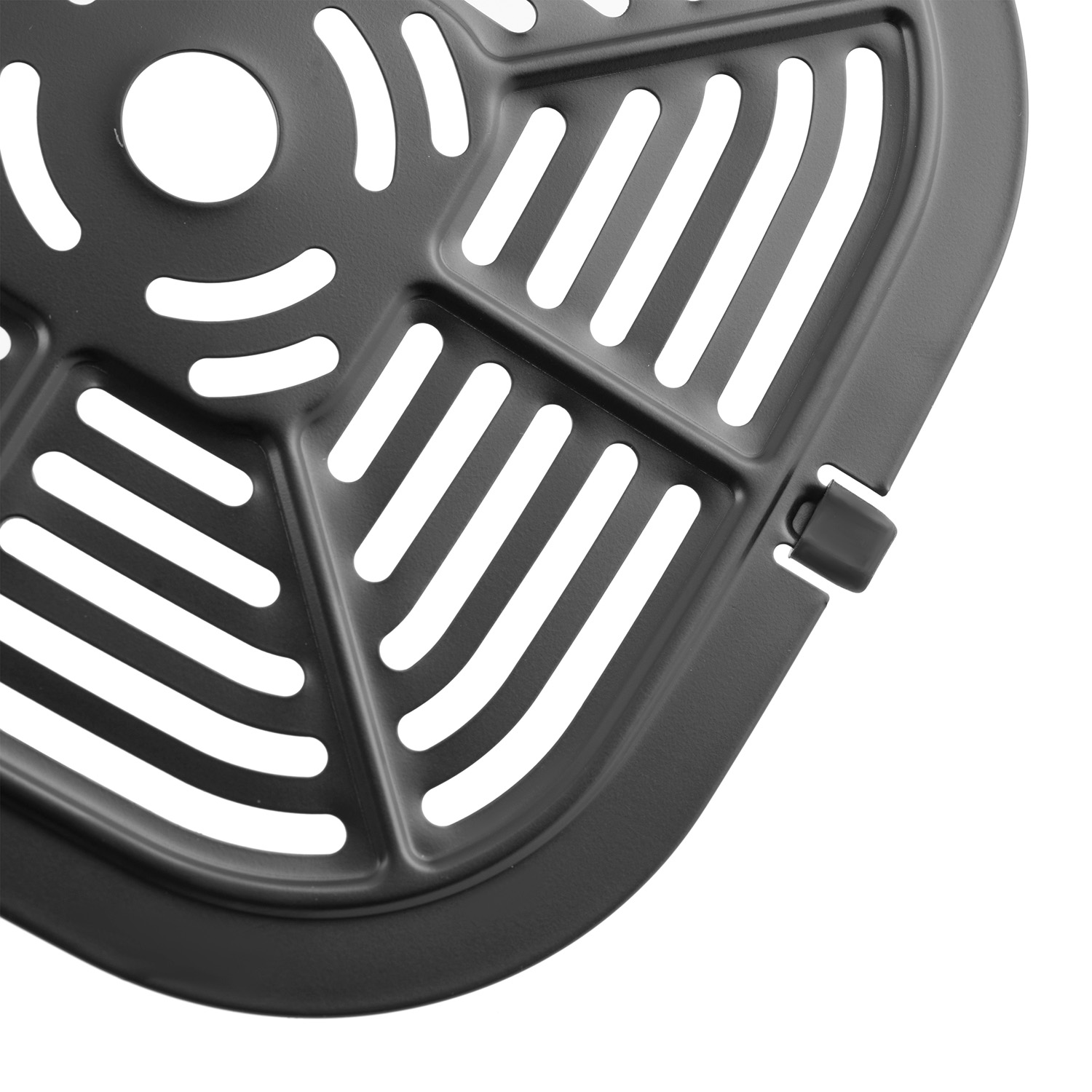 Zbliżenie czarnego kosza do frytkownicy powietrznej. Ma okrągły kształt z wieloma szczelinami i otworami. Białe tło.