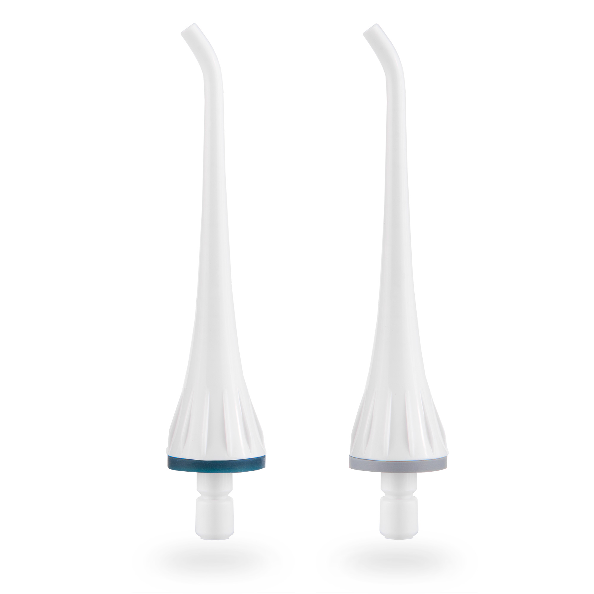 Dwie białe końcówki do irygatora dentystycznego. Jedna ma niebieską podstawę, druga szarą. Obie mają zakrzywione końce.