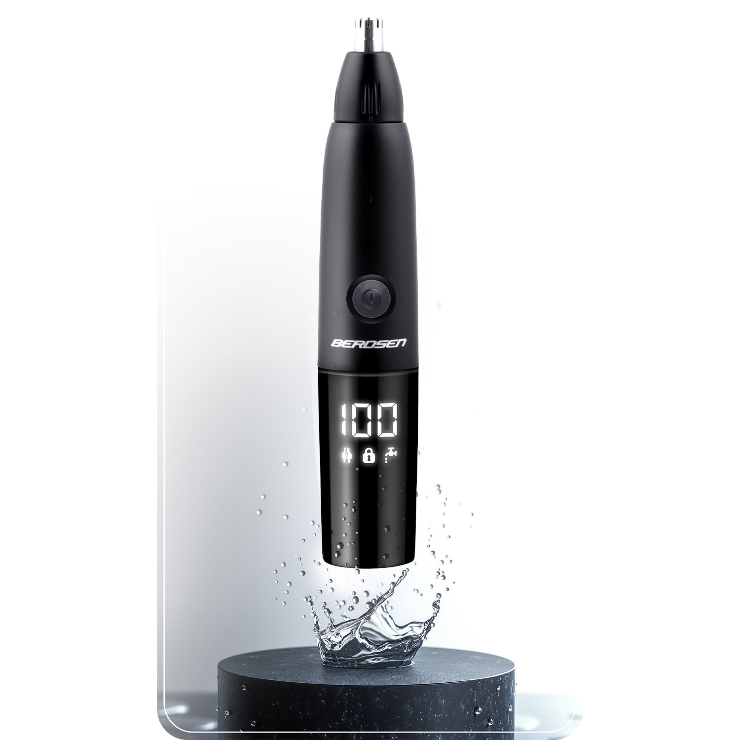 Czarny trymer do włosów w nosie z cyfrowym wyświetlaczem '100', na czarnej podstawie z rozpryskami wody. Białe tło.