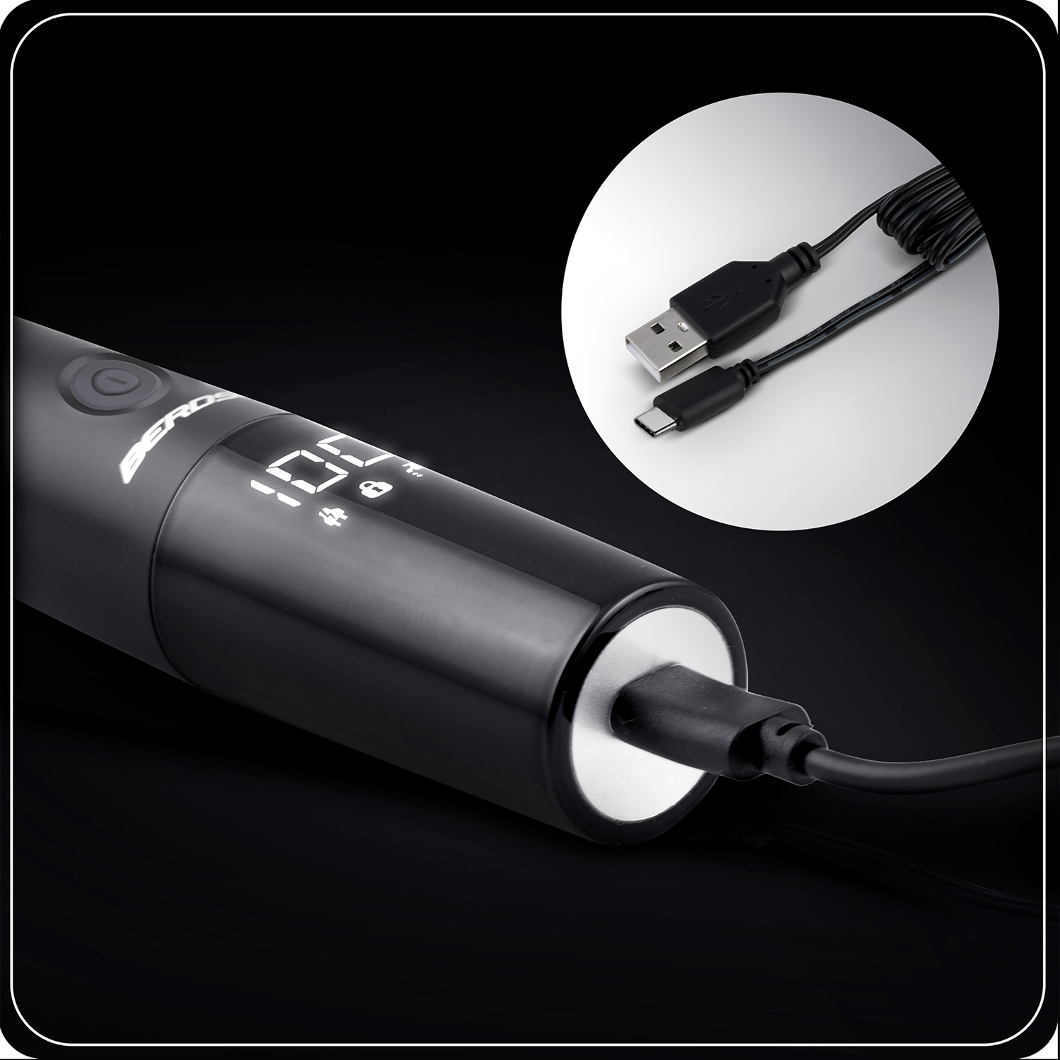 Czarne urządzenie z wpiętym kablem USB-C. Okrąg pokazuje kabel USB i USB-C. Urządzenie wyświetla procent naładowania baterii.