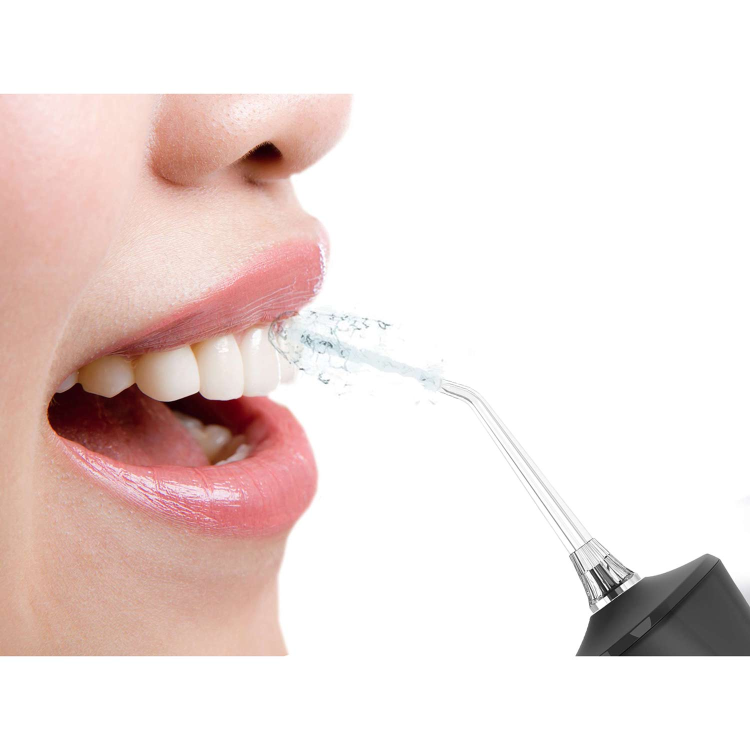 Zbliżenie na usta osoby używającej irygatora. Woda tryska, czyszcząc zęby. Osoba ma różową szminkę.