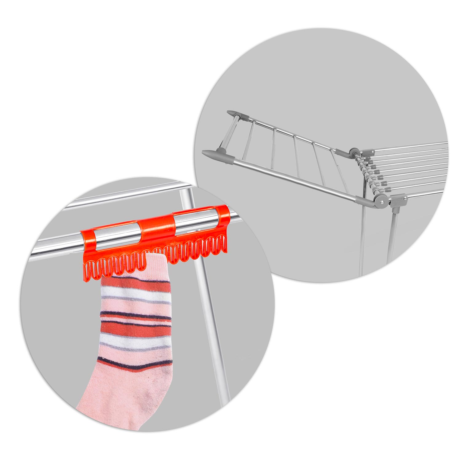 Stojak do suszenia z czerwonym wieszakiem trzymającym pasiastą skarpetę. Stojak jest srebrny, tło szare.