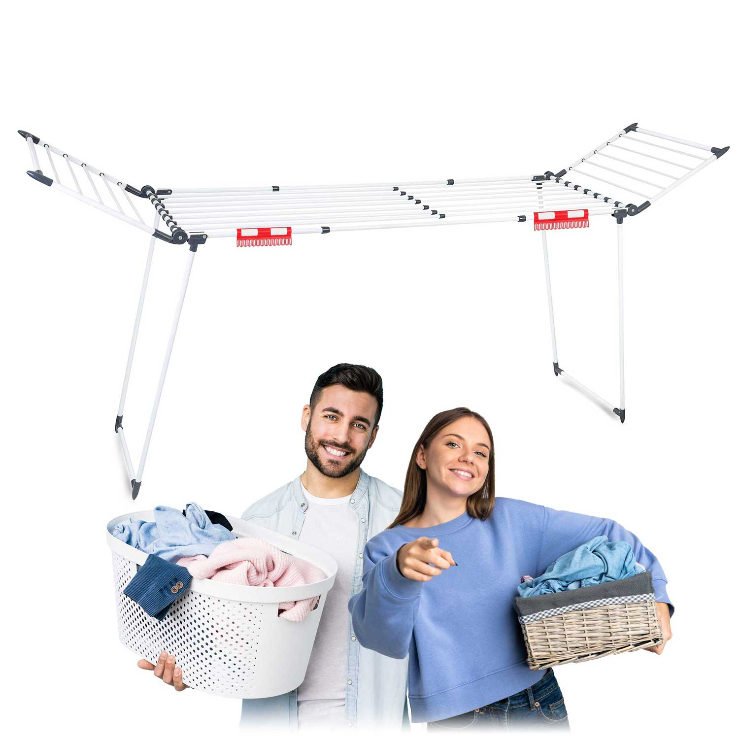 Para uśmiecha się, trzymając kosze na pranie. W tle suszarka do ubrań. Kobieta wskazuje palcem.