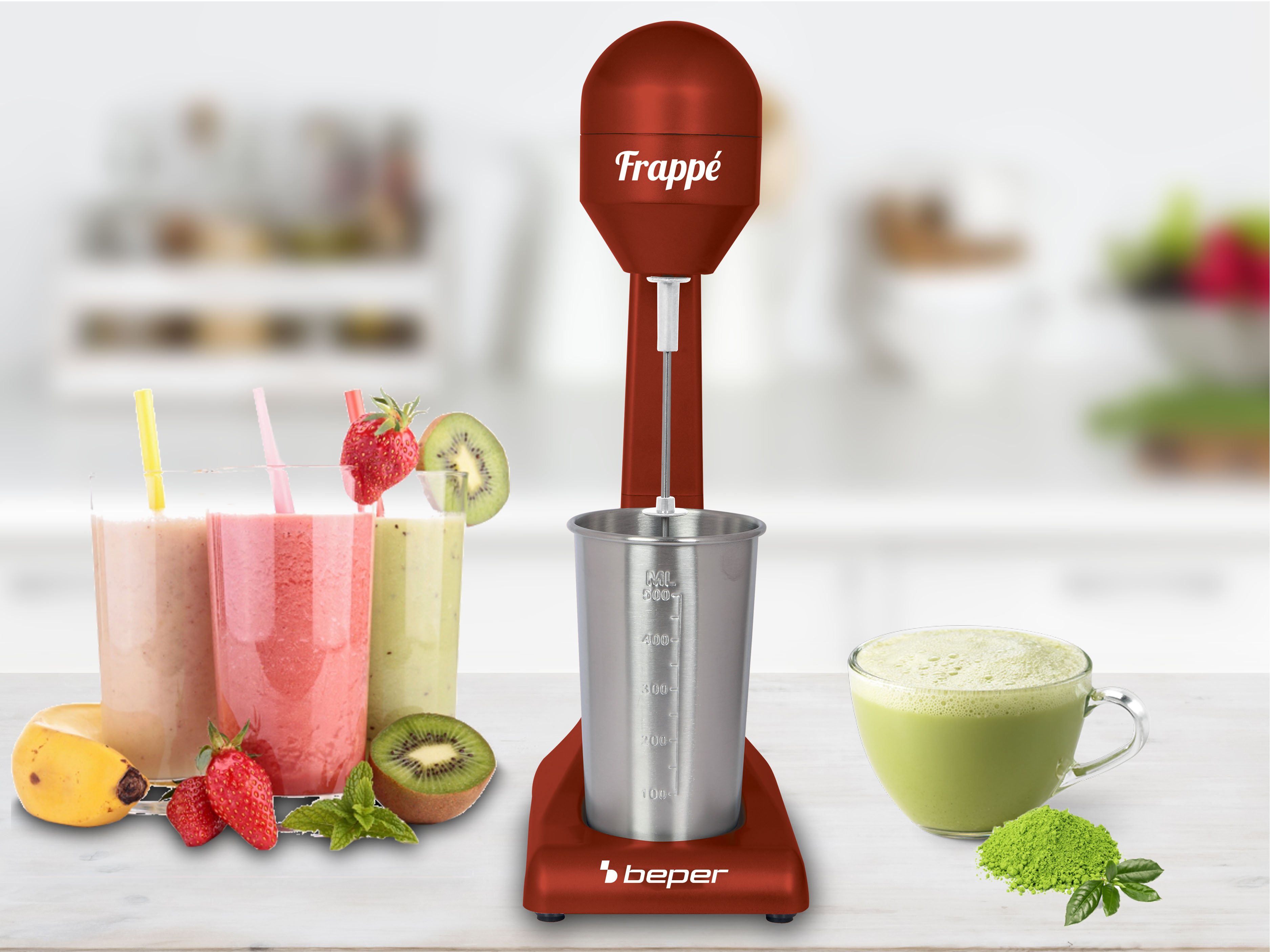 Una macchina per frappè rossa con bevande e frutta. Include frullati, un latte matcha, banana, fragole e kiwi.