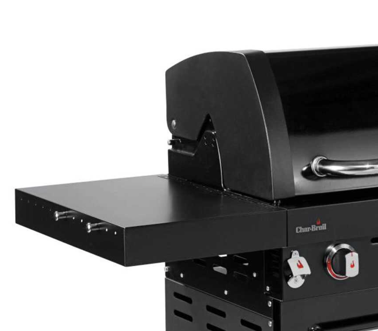 Un primo piano di una griglia Char-Broil nera con un ripiano laterale esteso. La griglia ha una maniglia e manopole di controllo.