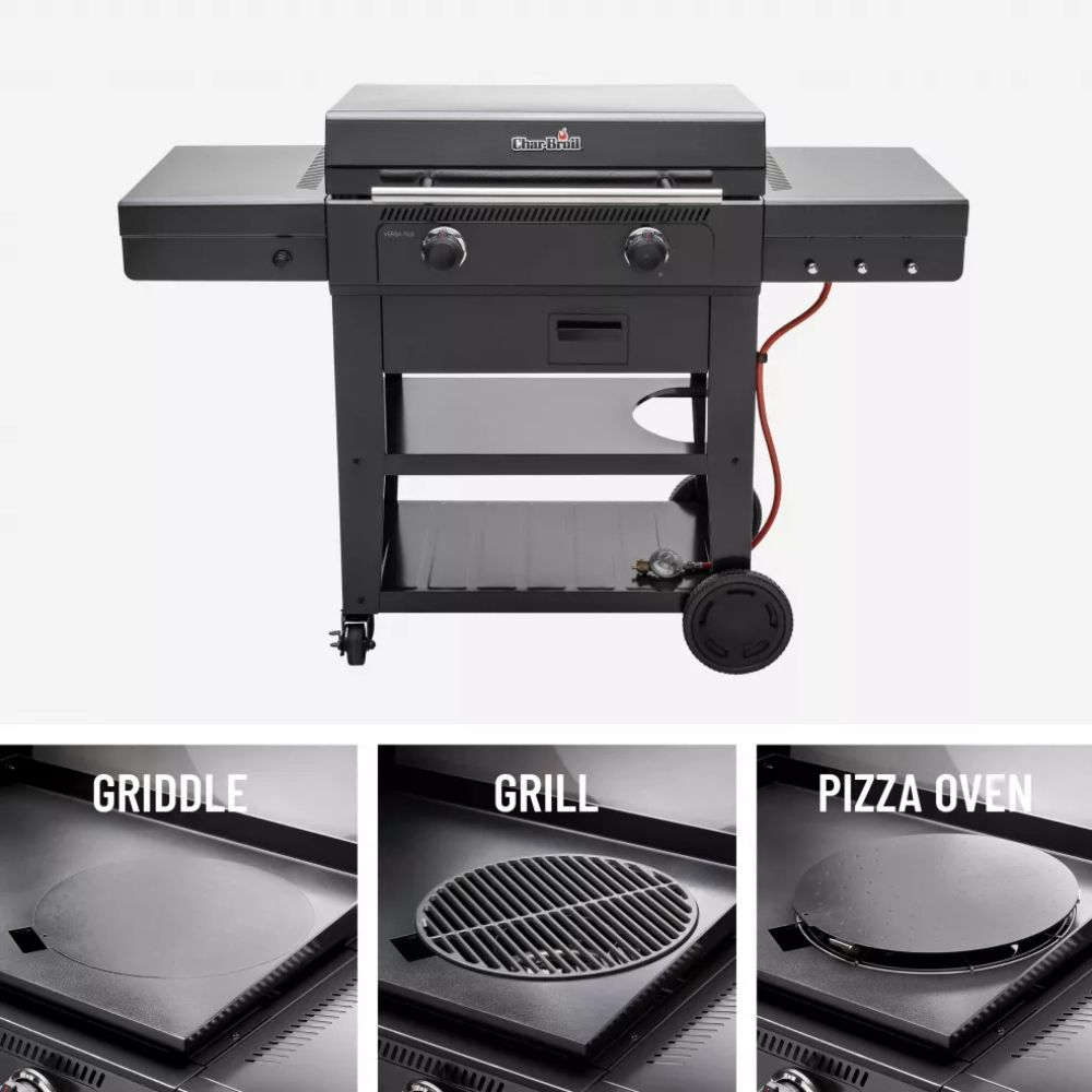 Un grill nero CharBroil con opzioni piastra, grill e forno per pizza. Ha ripiani laterali e un tubo del gas rosso.