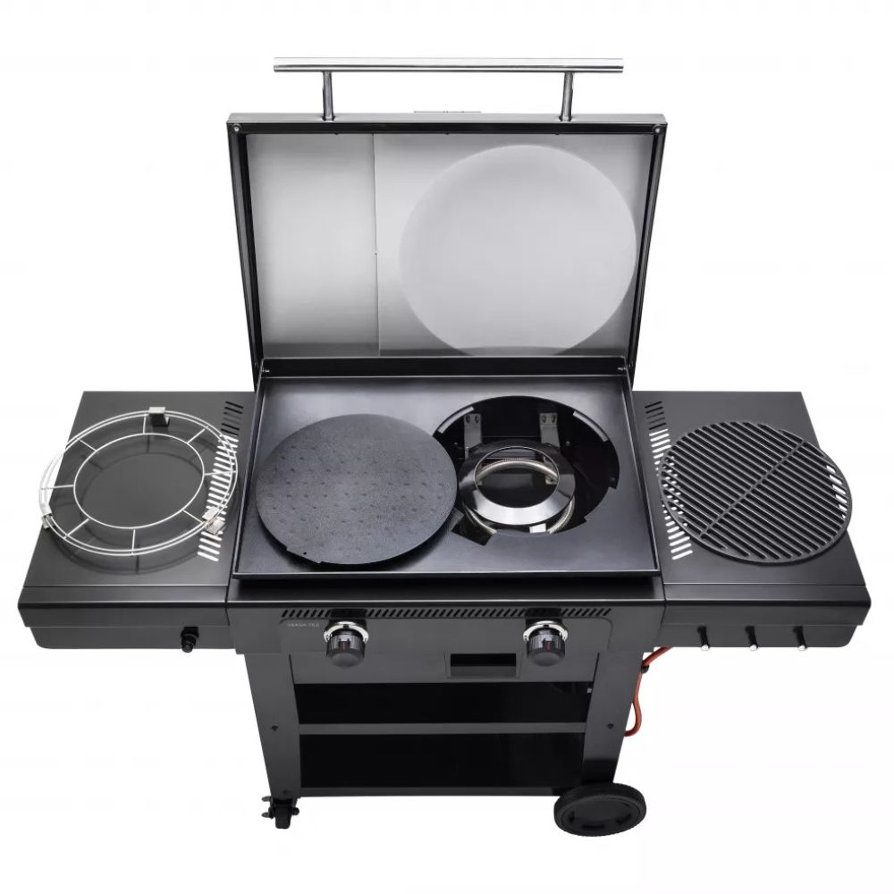 Griglia a gas nera con coperchio aperto. Include piani cottura, bruciatore rotondo e manopole di controllo. Accenti in acciaio inox. Ruote.