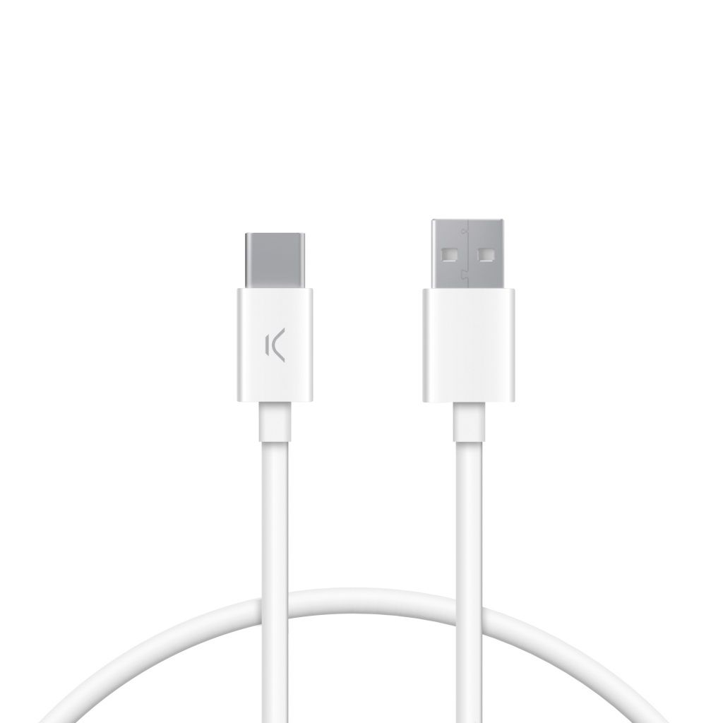 Un cavo di ricarica USB bianco con due estremità, USB-A e USB-C, su sfondo bianco. Il cavo è curvo.