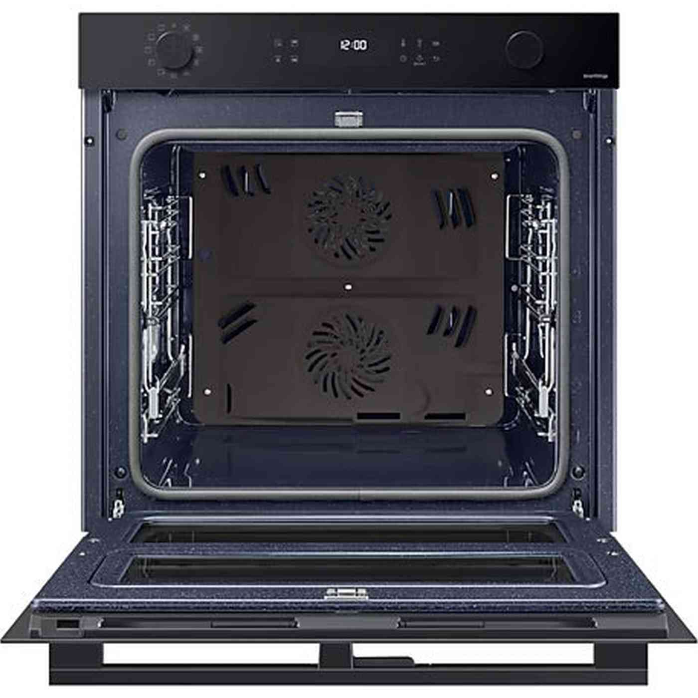 Four ouvert, porte en bas. L'intérieur a des grilles et des ventilateurs. Intérieur bleu foncé, extérieur noir avec commandes et horloge numérique en haut.