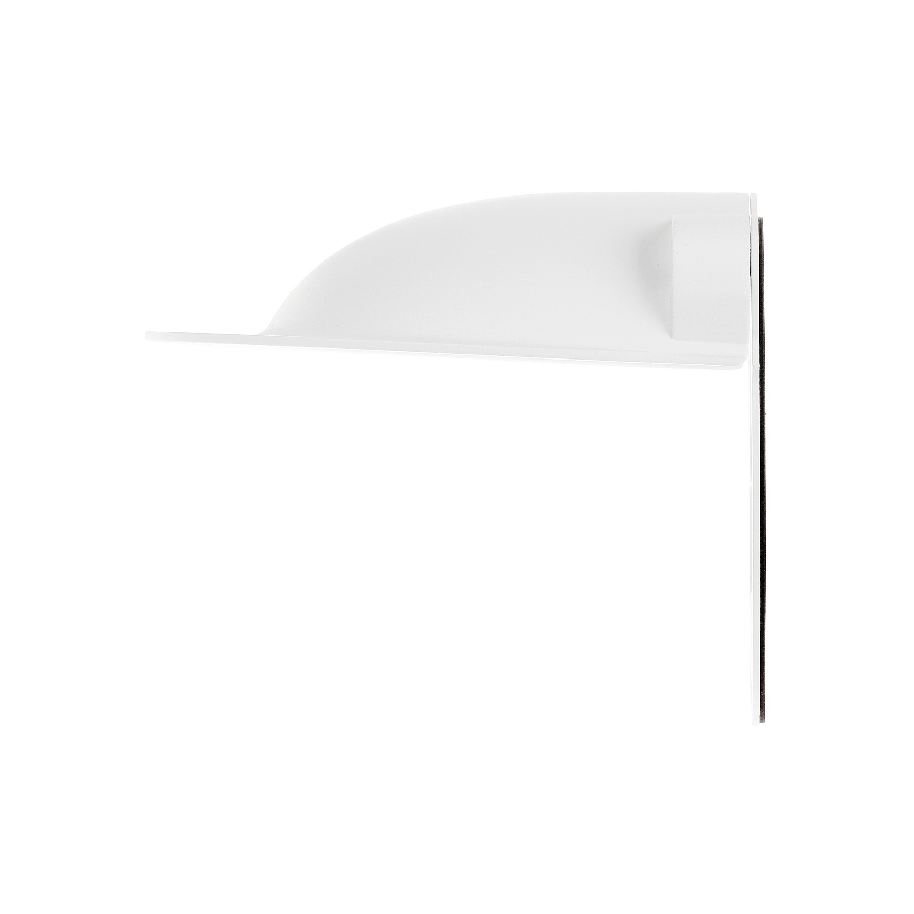 Una lampada da parete bianca con paralume curvo e supporto verticale nero su sfondo bianco.