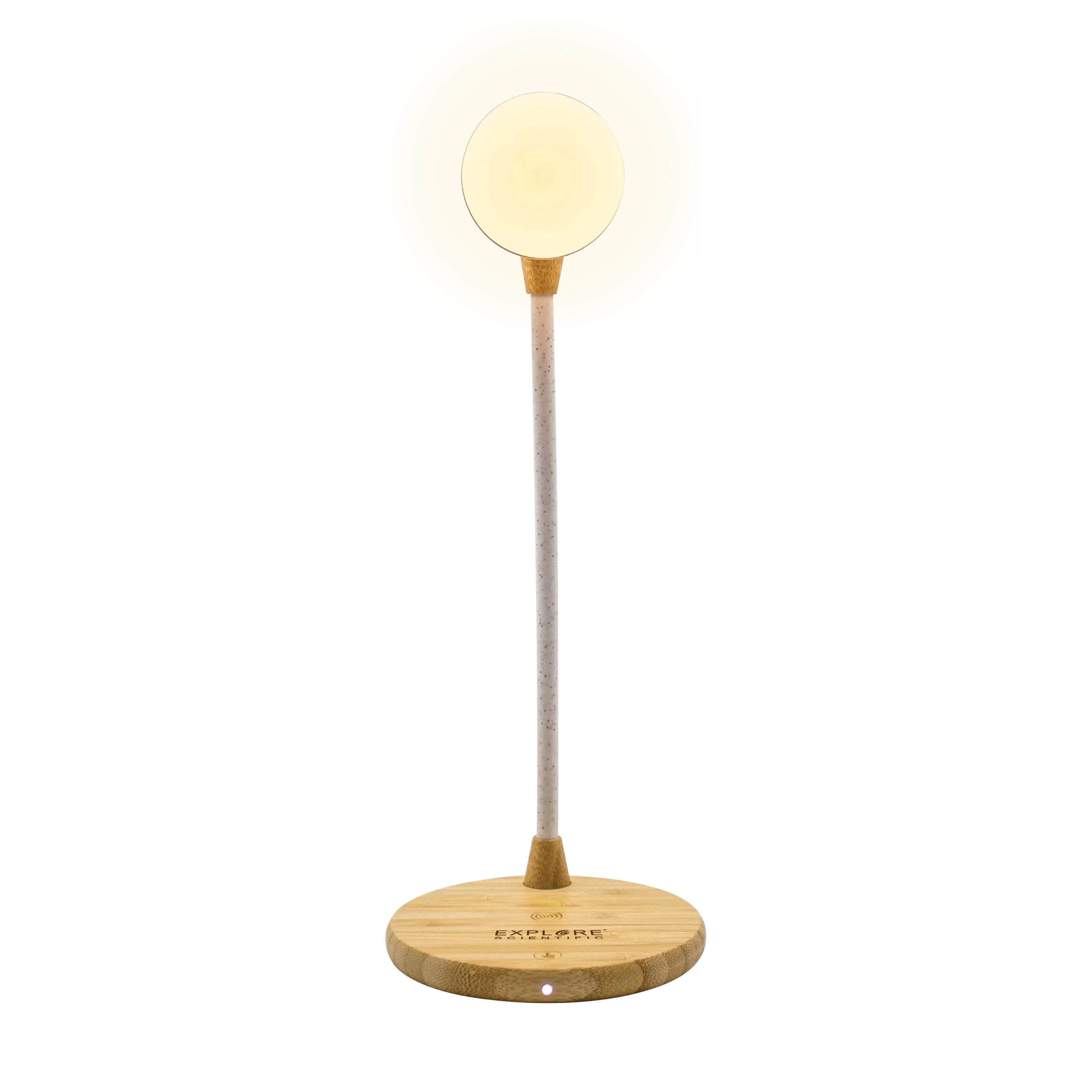 Una moderna lampada da scrivania con luce rotonda e base in legno, su sfondo nero.