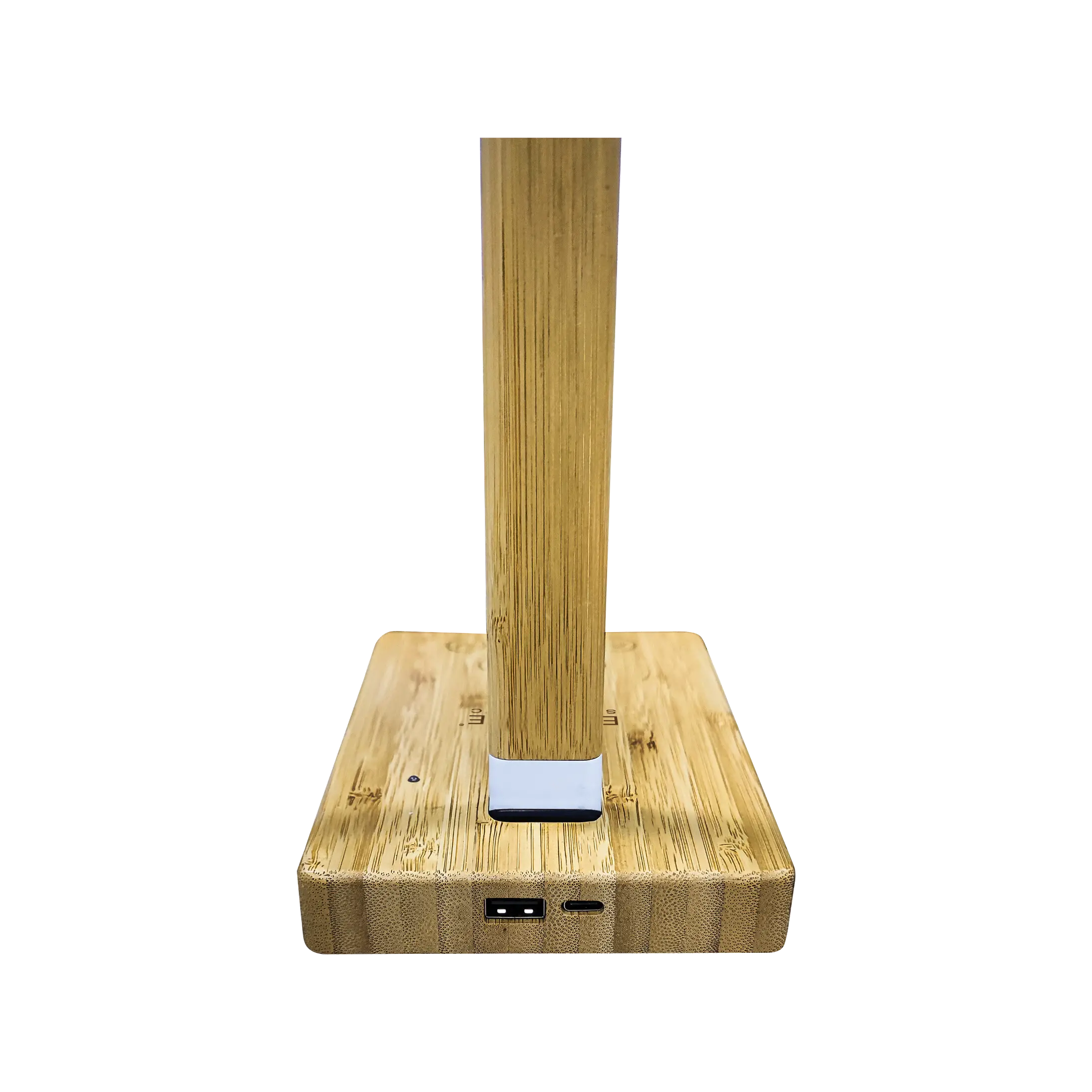 Un supporto per telefono in bambù con un palo verticale e una base rettangolare, con porte USB. Sfondo bianco.