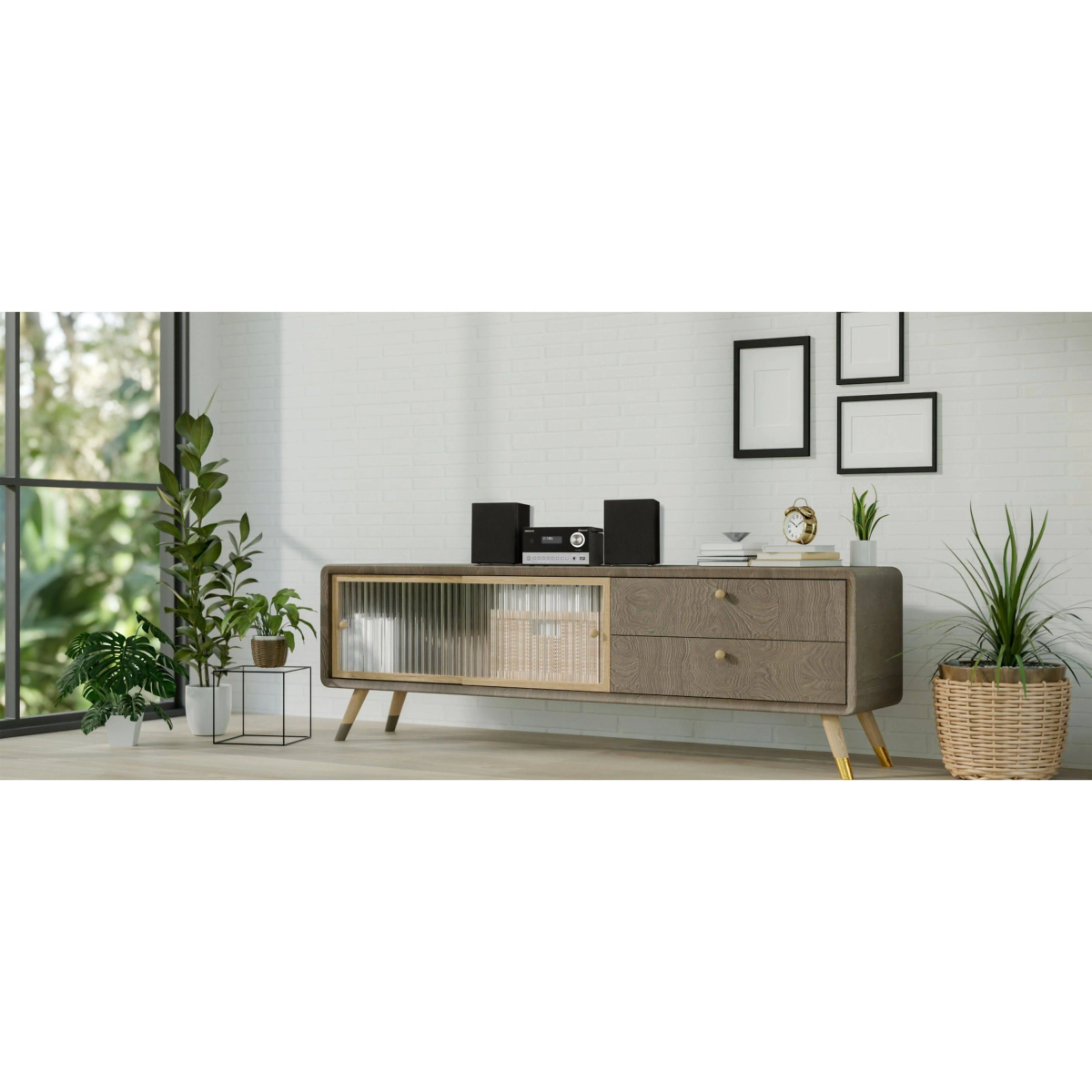 Ein Wohnzimmer mit Holzschrank, Pflanzen und Stereoanlage. Weiße Backsteinmauer und Fenster mit natürlichem Licht.