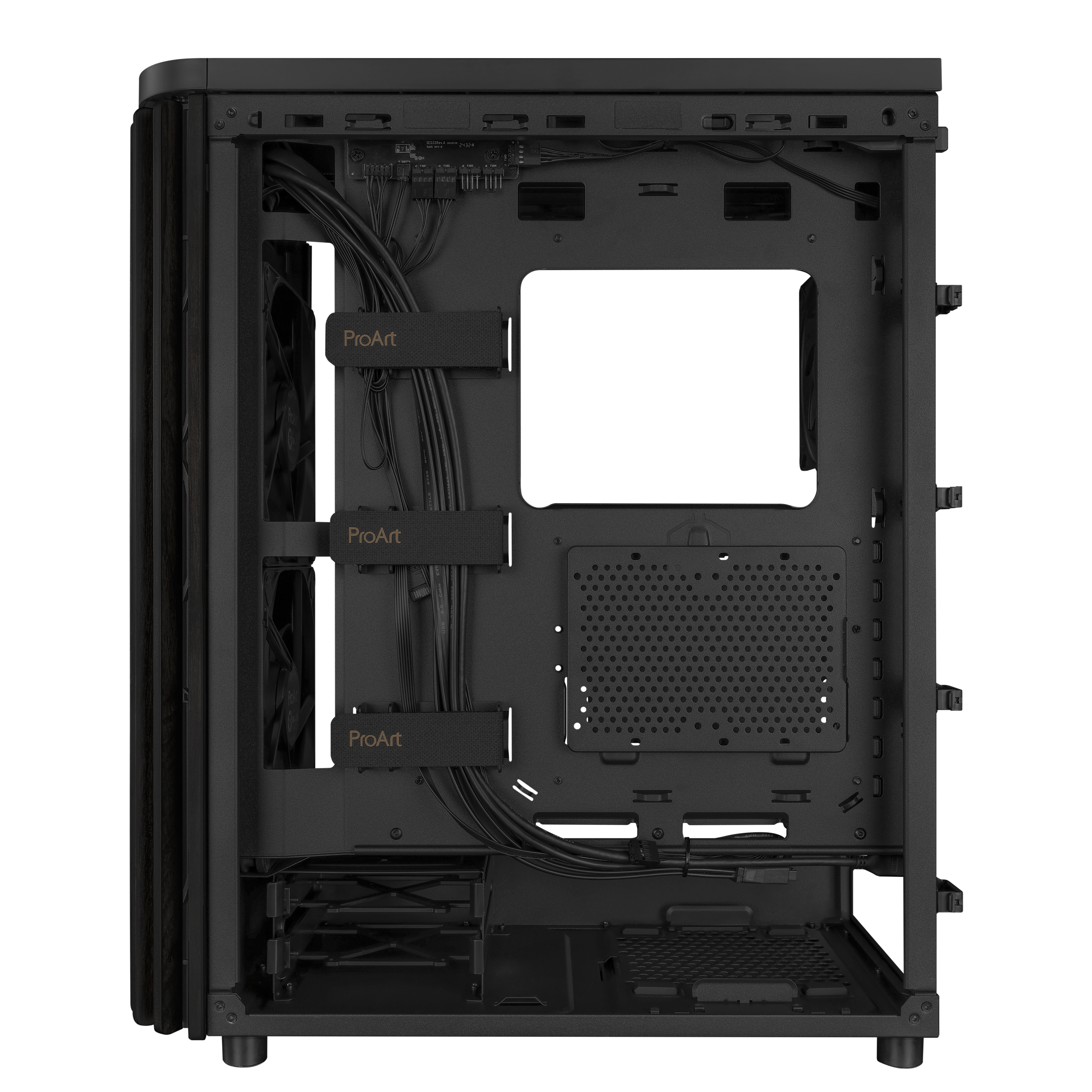 Interno di un case per computer nero con gestione dei cavi ed etichette ProArt. Include aperture per componenti.