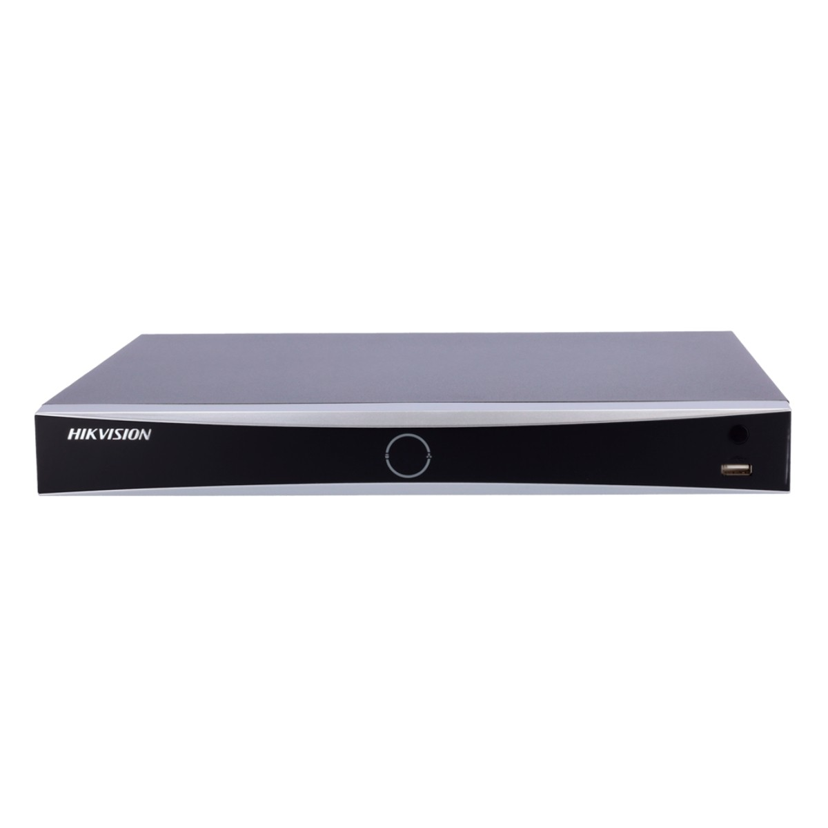 Un DVR Hikvision nero e grigio. Ha un pulsante di accensione, una porta USB e un pulsante circolare. Lo sfondo è bianco.