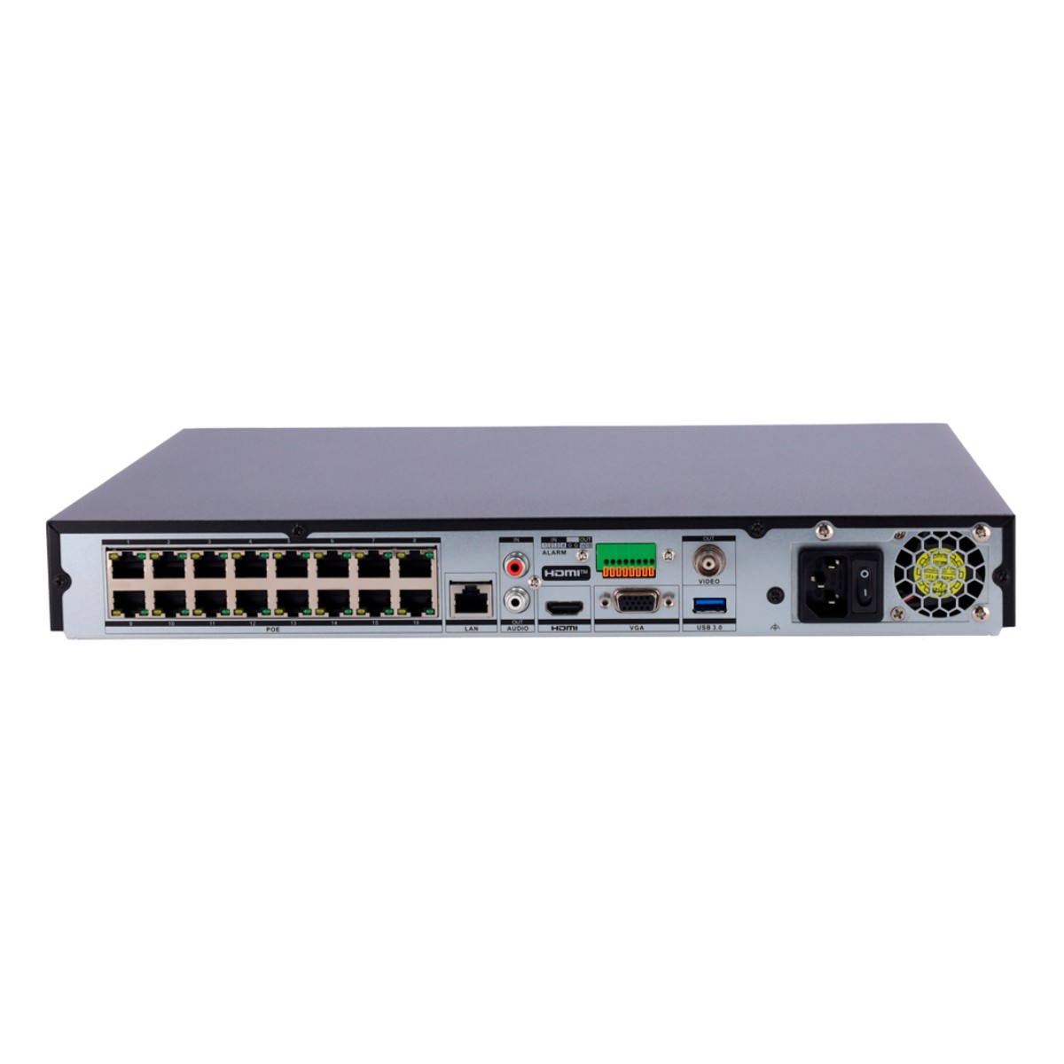 Un videoregistratore di rete nero. Le porte includono PoE, LAN, HDMI e USB. Sono visibili una striscia di connettori verde e un ingresso di alimentazione.