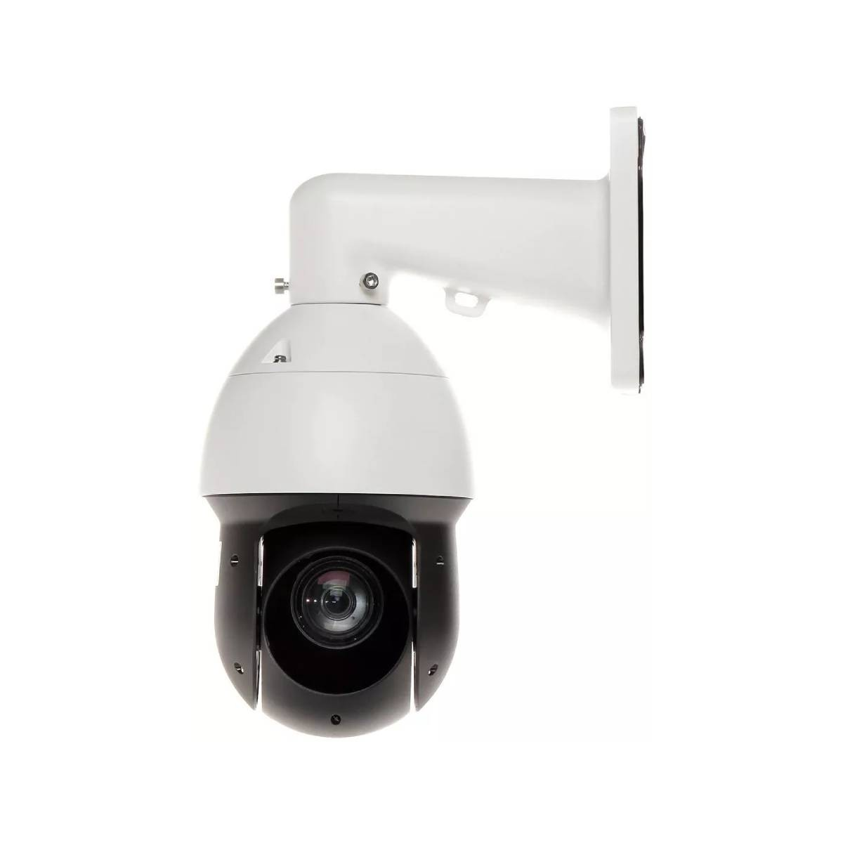 Una telecamera di sicurezza, bianca e nera, è montata su una staffa bianca. L'obiettivo è centrato con un ambiente scuro e lo sfondo è bianco.