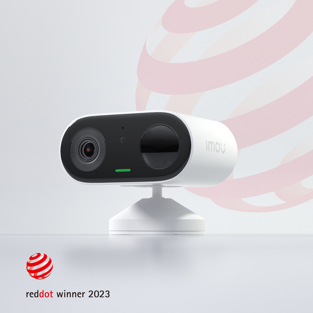Telecamera Imou bianca su supporto. Logo Red Dot Winner 2023 in basso a sinistra. Design rosa astratto sullo sfondo.