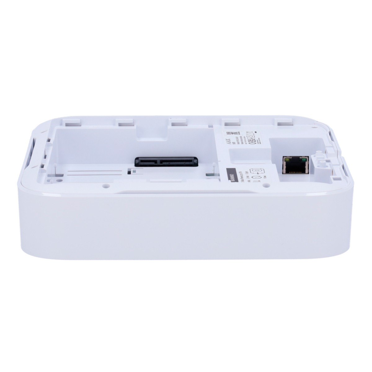 Dispositivo router bianco. Ha una porta connettore nera e uno slot. Il dispositivo è su sfondo bianco.