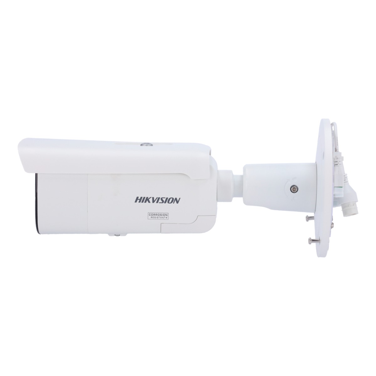 Una telecamera di sicurezza Hikvision bianca con corpo cilindrico, montata su una staffa. La telecamera ha un obiettivo e la staffa ha delle viti.