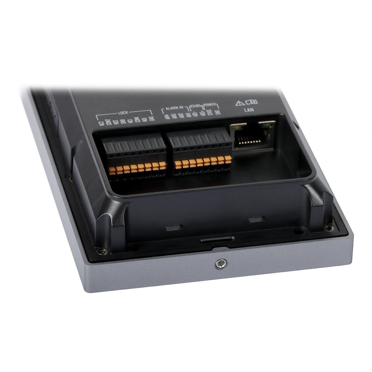 Primo piano di un dispositivo elettronico nero con connettori arancioni, una porta LAN e una cornice grigia. Le etichette includono 'LOCK', 'ALARM IN' e 'RS485'.
