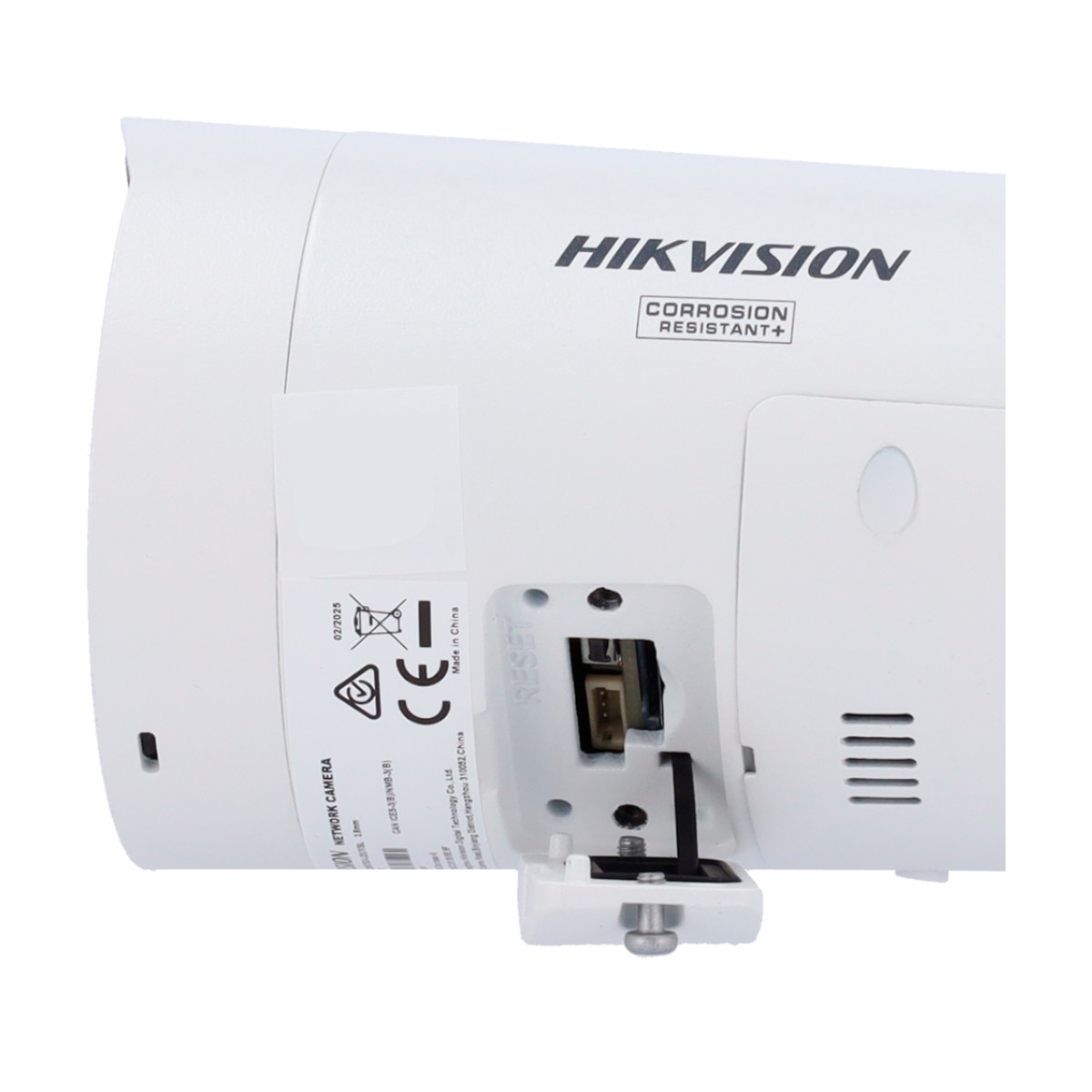 Una telecamera HIKVISION bianca. Dettagli includono marchio, etichetta di resistenza alla corrosione, e pulsante reset con sportello aperto.