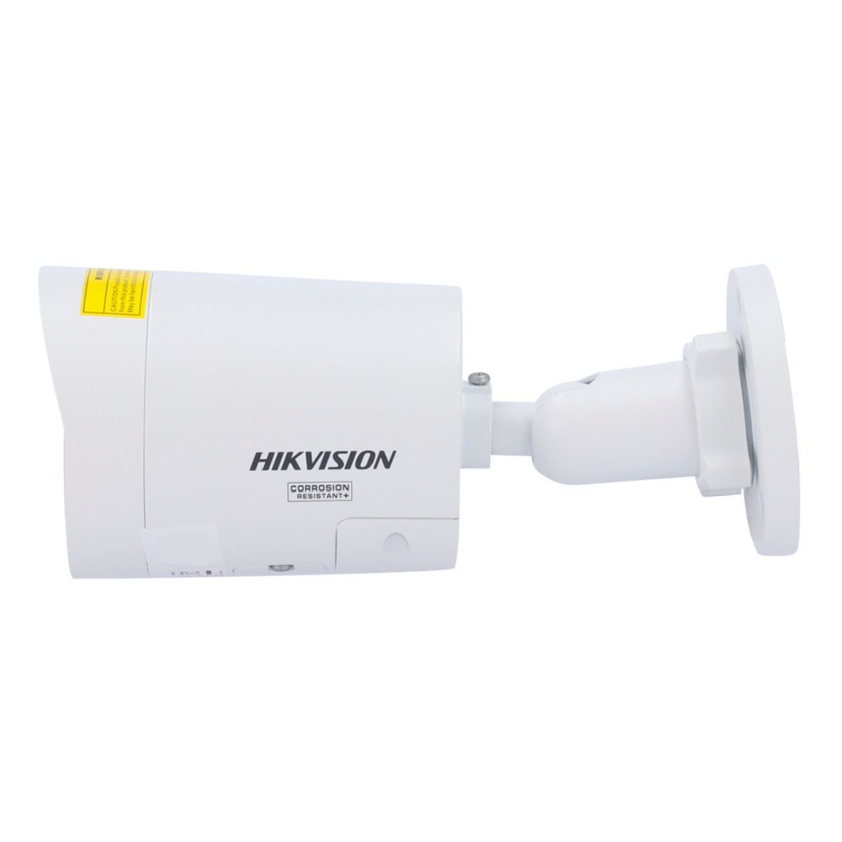 Viene mostrata una telecamera di sicurezza Hikvision bianca. Ha un corpo cilindrico, una staffa di montaggio e un piccolo adesivo giallo. Lo sfondo è bianco.