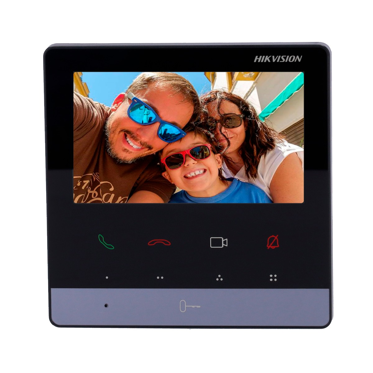 Un intercomunicador Hikvision muestra una autofoto familiar. La pantalla muestra a un hombre, una mujer y un niño con gafas de sol.