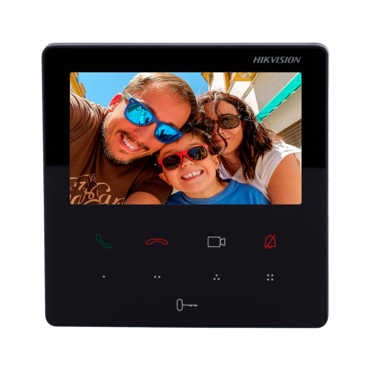 Un intercomunicador Hikvision negro muestra una selfie de una familia con gafas de sol. La pantalla tiene un bisel negro e iconos en la parte inferior.