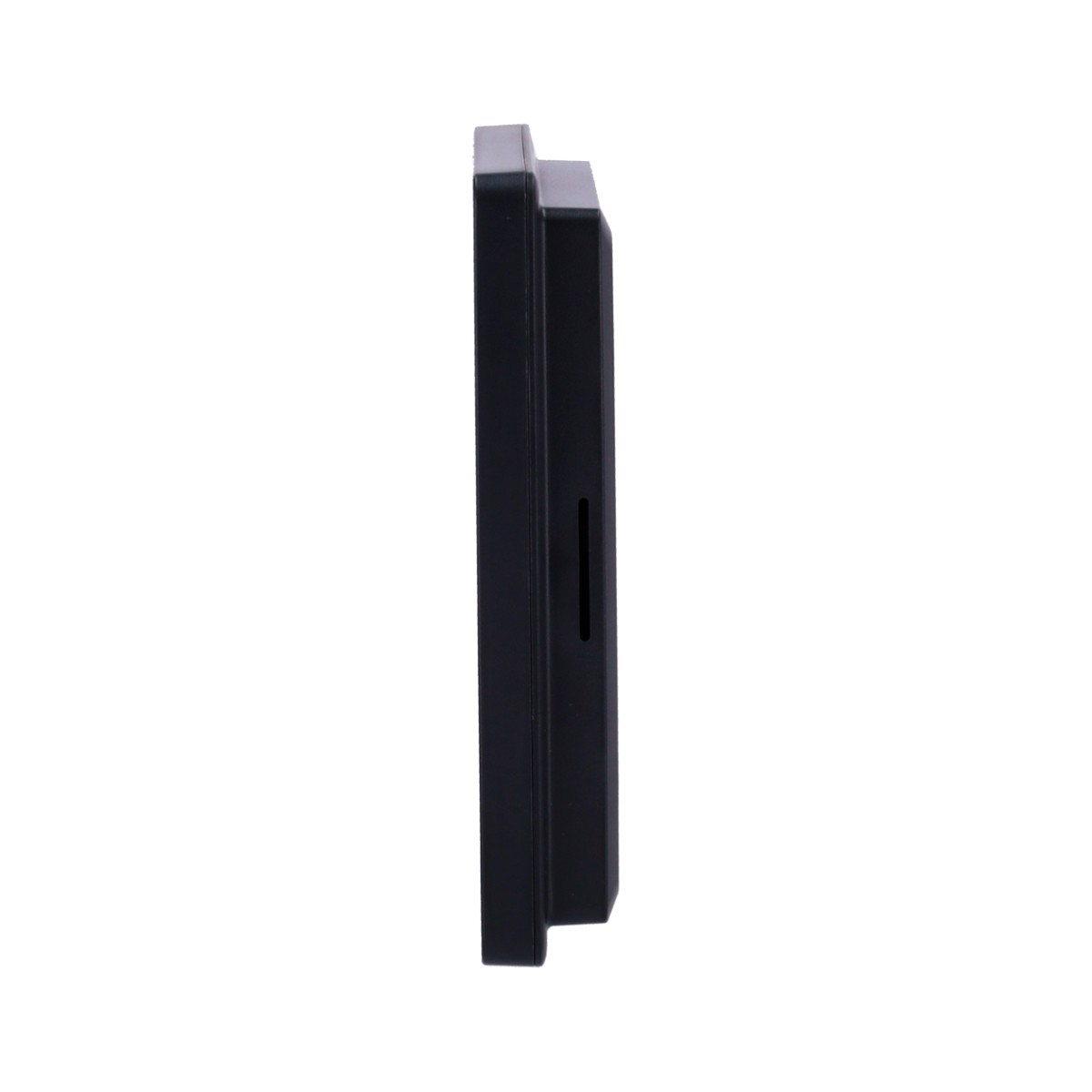 Un dispositivo rectangular negro se ve de lado. Tiene una ranura y está sobre un fondo blanco.