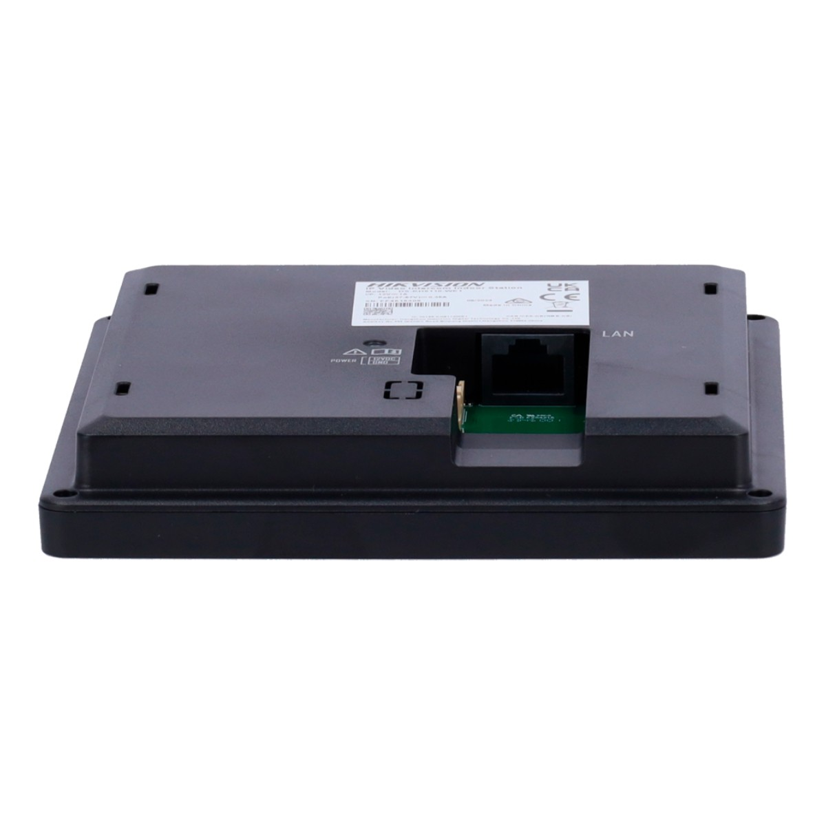 Dispositivo electrónico negro con puerto LAN y etiqueta. El dispositivo está sobre un fondo blanco.