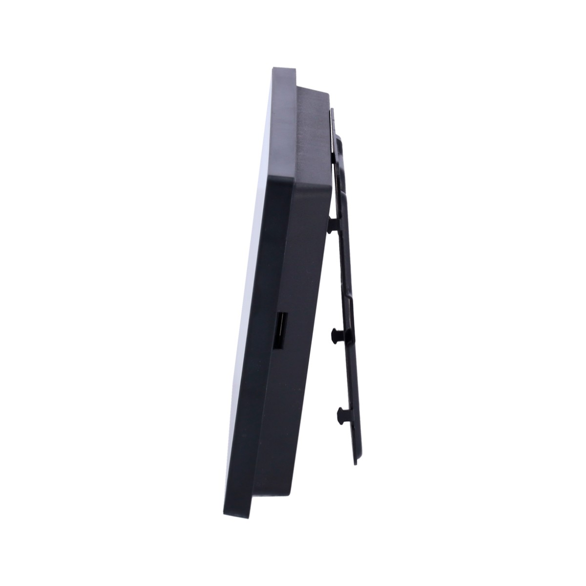 Un dispositivo rectangular negro, posiblemente una pantalla, está apoyado por un soporte. Está contra un fondo blanco, visto de lado.