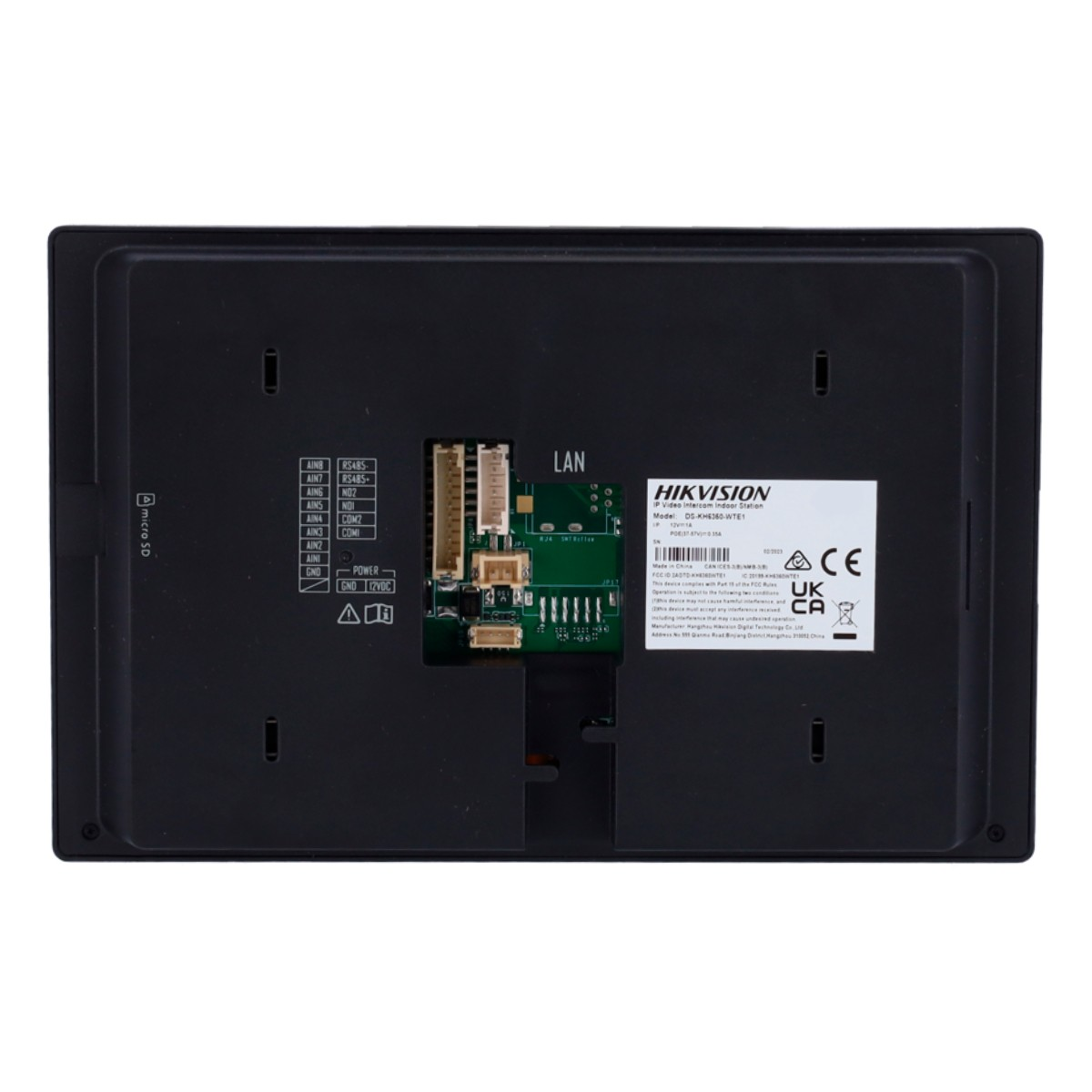 Dispositivo de intercomunicación negro con etiquetas impresas, una placa de circuito y una pegatina de información blanca. La marca es HIKVISION.