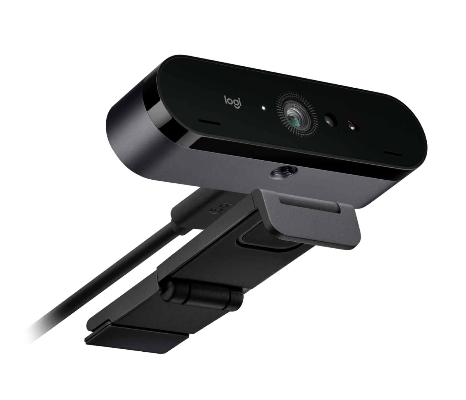 Una webcam Logitech nera con microfono integrato è angolata verso l'alto. La webcam è montata su una staffa regolabile.