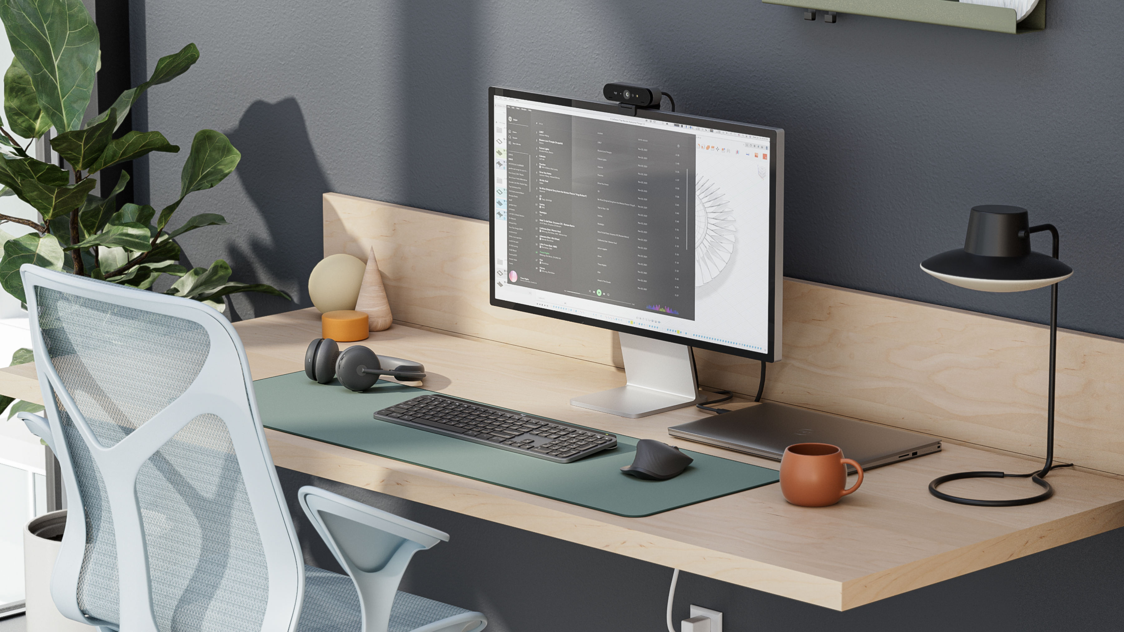 Una moderna postazione di lavoro con monitor, tastiera e cuffie. Sono presenti anche una pianta e una lampada, insieme a una sedia.