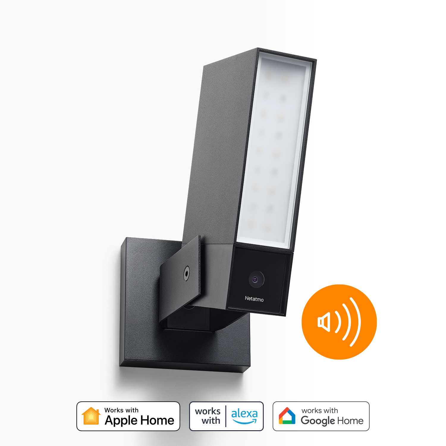 Una telecamera di sicurezza Netatmo nera con luce. È montata su una parete bianca e supporta Apple Home, Alexa e Google Home.