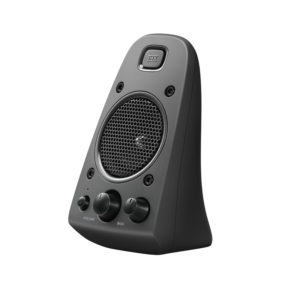 Ciemnoszary głośnik z regulacją głośności i basów. Posiada głośnik z siatki i logo THX na górze. Stoi na białym tle.