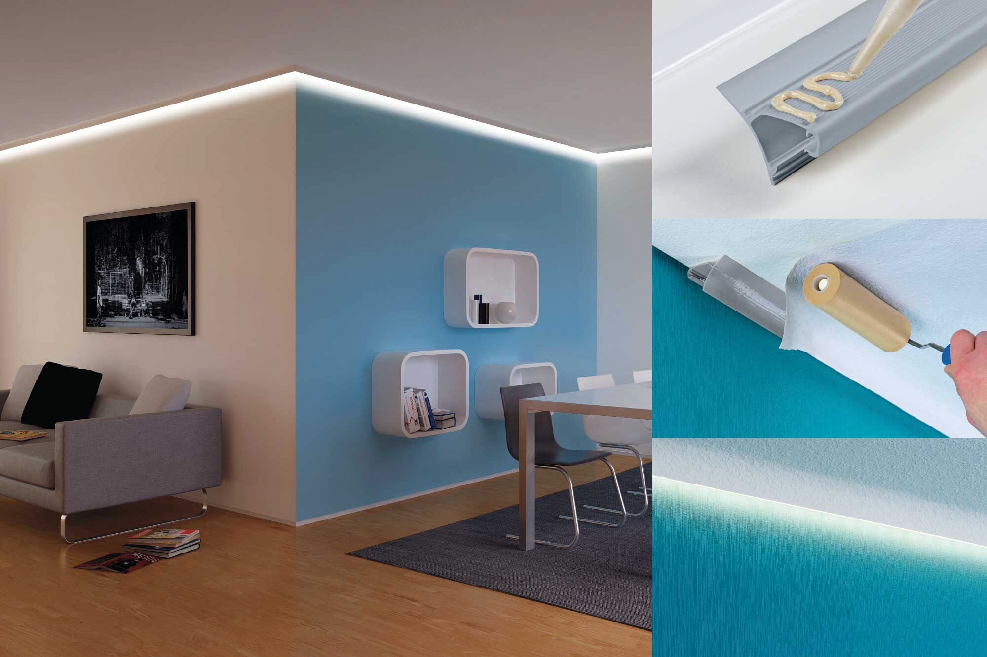 Salon z niebieską ścianą, białymi półkami, stołem, sofą i obrazem. Sufit ma oświetlenie.