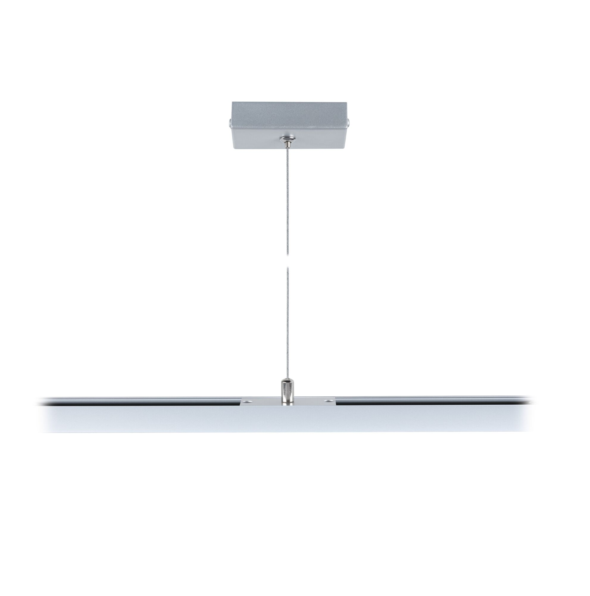 Eine lineare LED-Pendelleuchte, silberfarben, an einem Draht von einer rechteckigen Deckenhalterung abgehängt, vor weißem Hintergrund.
