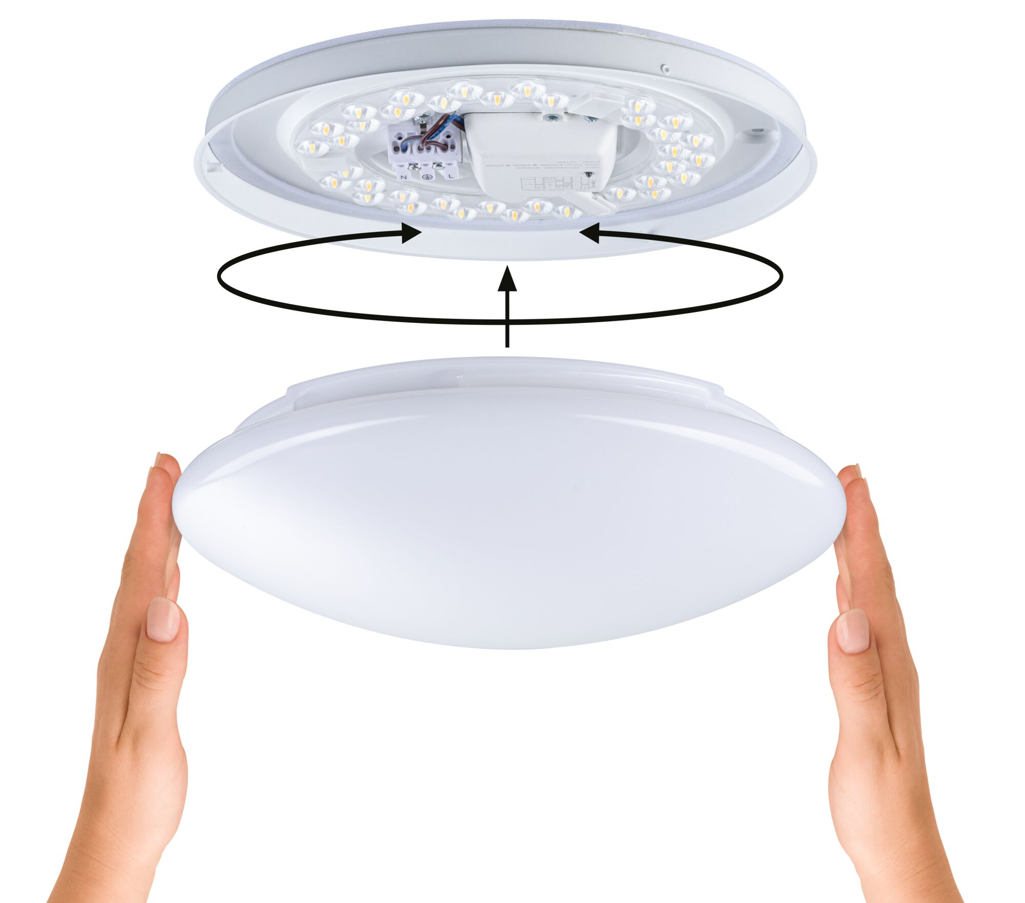 Hände halten eine weiße Deckenleuchte. Der obere Teil hat LEDs, der untere ist eine weiße Abdeckung. Pfeile zeigen die Montage an.