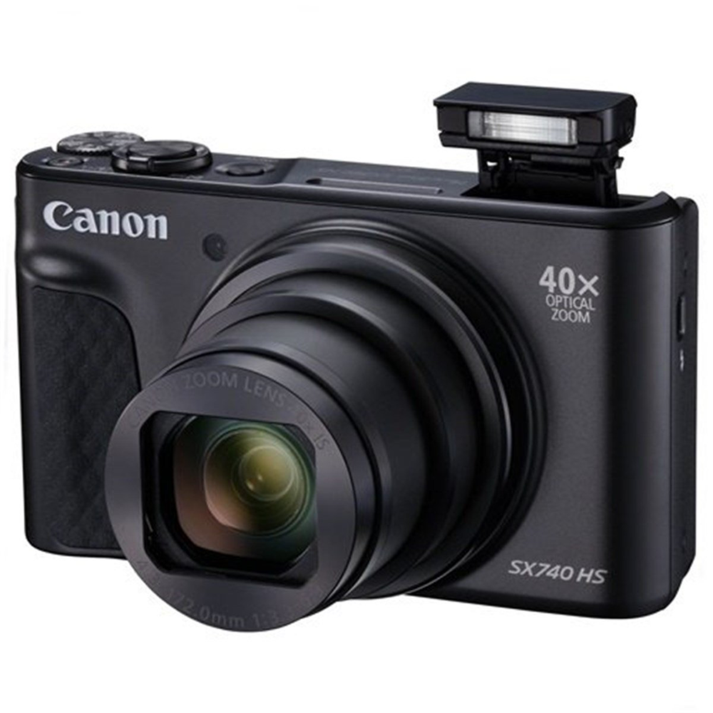 Siyah bir Canon fotoğraf makinesi. Yakınlaştırma lensi, flaşı ve üstte düğmeleri var. Lens önde.