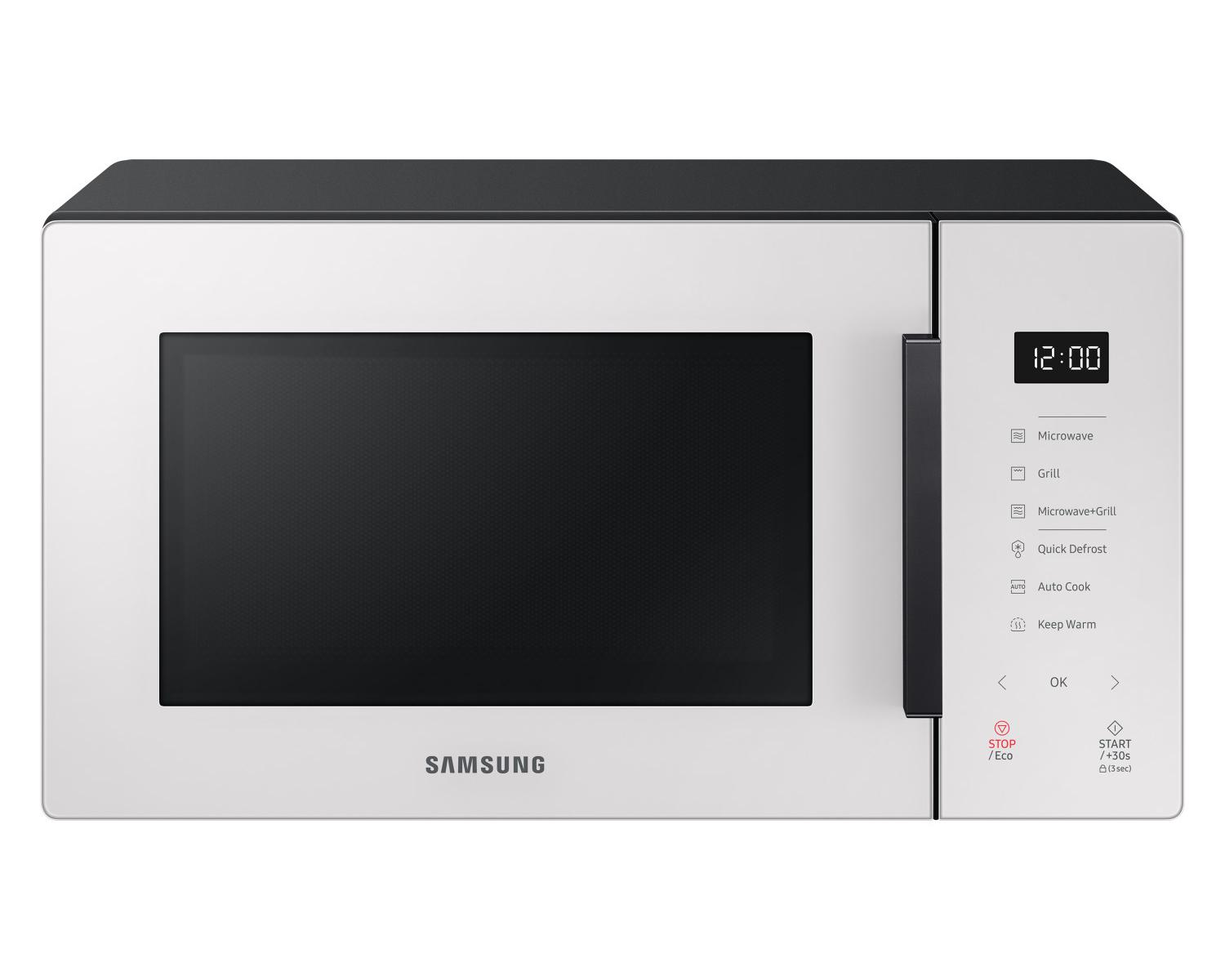 Un forno a microonde Samsung bianco con porta e pannello di controllo neri. Visualizza l'ora e le opzioni di cottura.